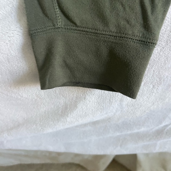 Old navy army green joggers with pockets. Size L - Picture 3 of 3